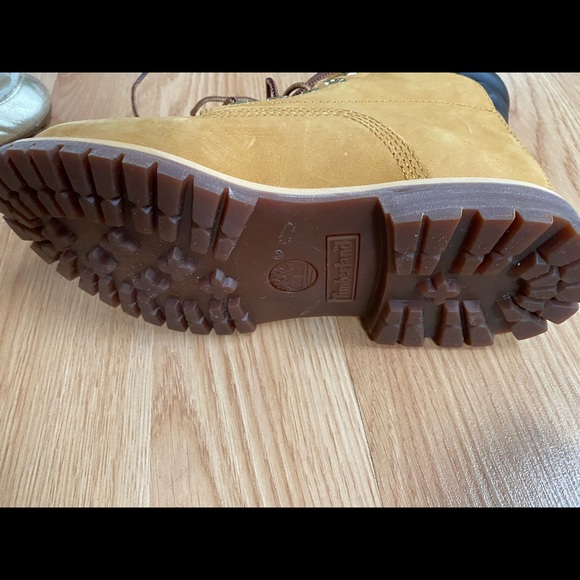 NWT Timberland Boots. Size 7 - Picture 6 of 7